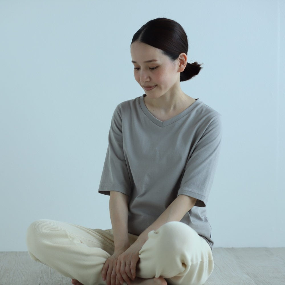 腕やウエストすっきりカバーする天然素材ヨガウェアコットンTシャツ/Vネック5分袖丈|国産(日本製)綿100%