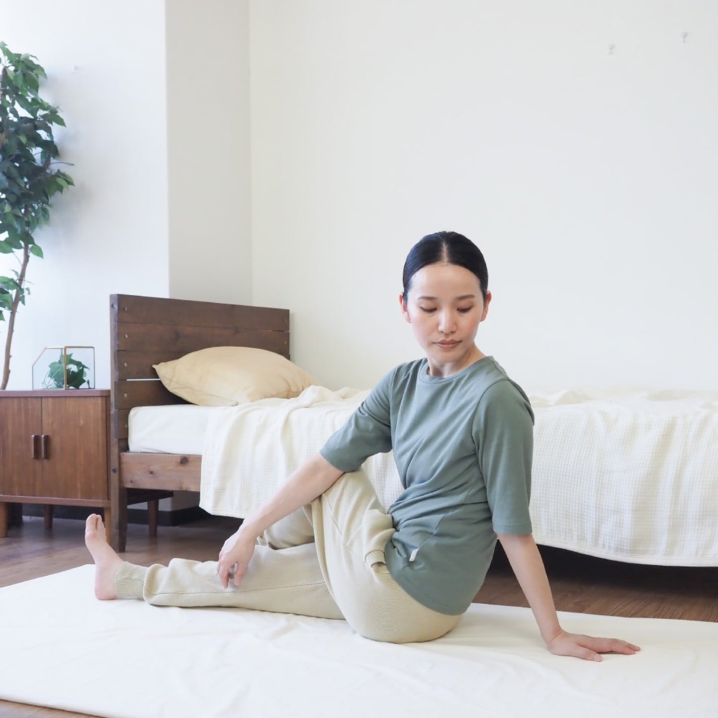 腕やウエストすっきりカバーする天然素材ヨガウェアコットンTシャツ/Uネック5分袖丈|国産(日本製)綿100%